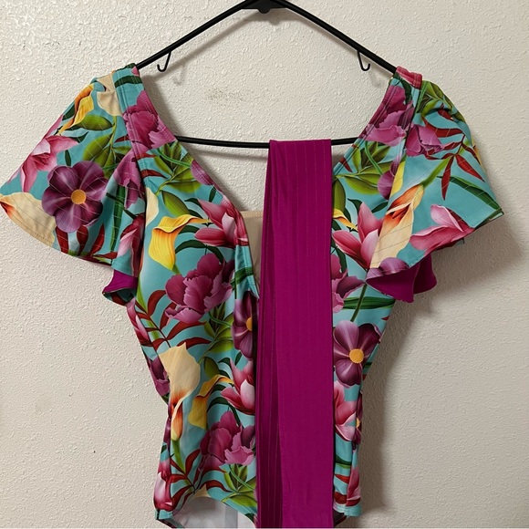 Deep V Ruffled swimsuit - Picture 7 of 8